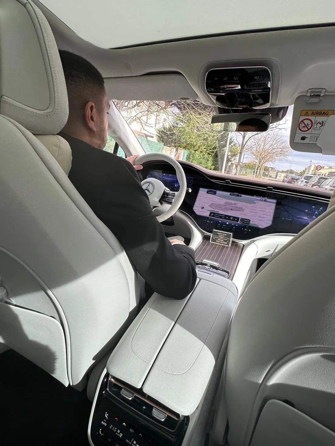 Salim, chauffeur privé de Toulouse VTC Pro, au volant de la Mercedes EQE