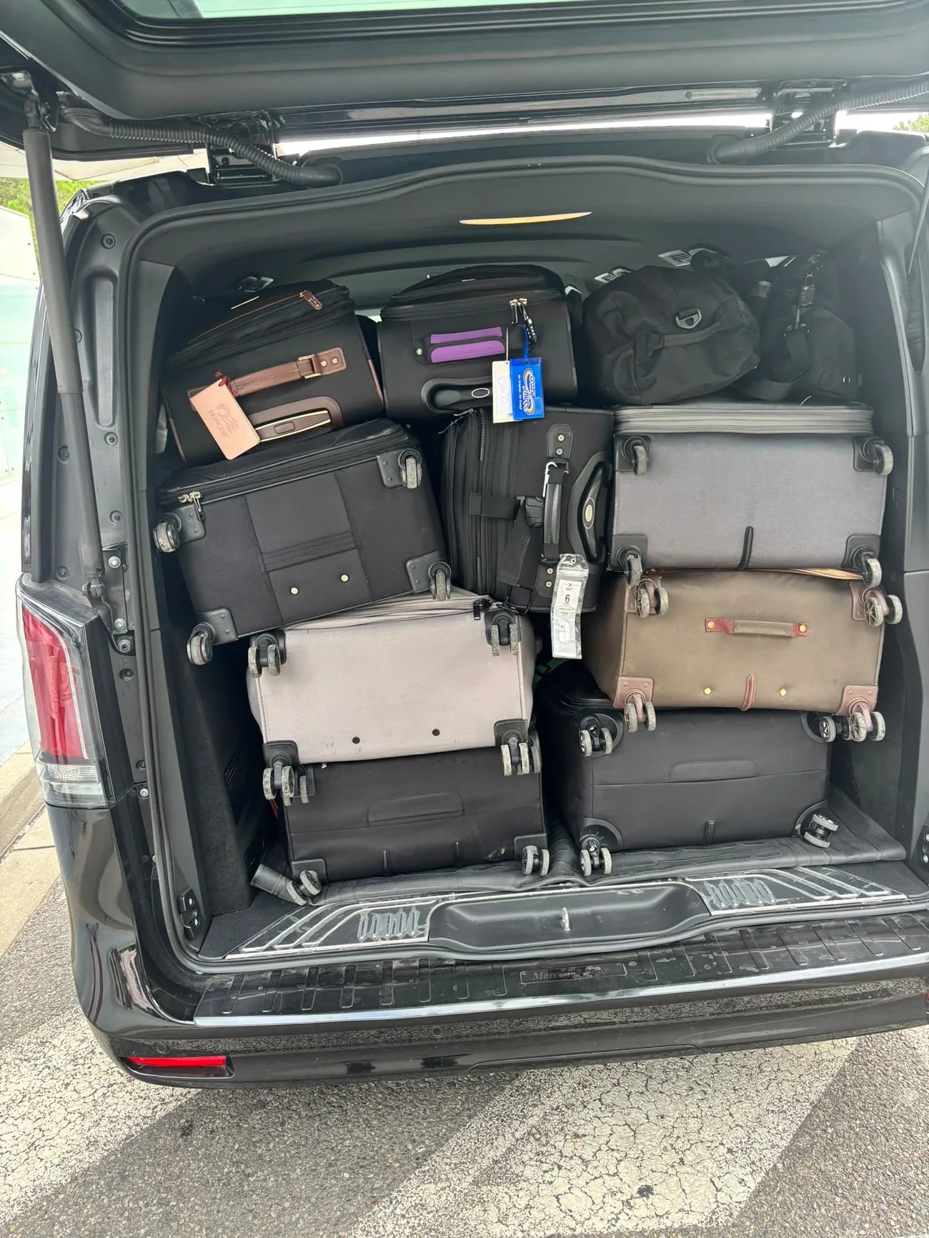 Coffre du van Mercedes Classe V de Toulouse VTC Pro chargé de huit valises — transfert de groupe avec bagages à Toulouse