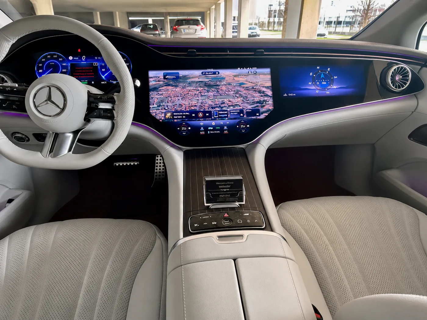 Intérieur Mercedes EQE — écran MBUX Hyperscreen et sellerie cuir clair, VTC premium à Toulouse