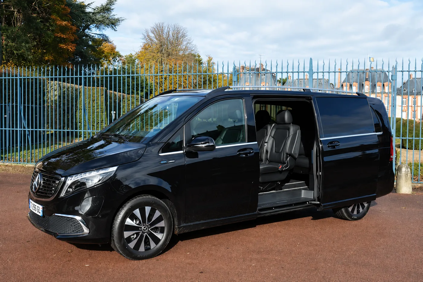 Mercedes Van V-Class noir — van VTC 6 places à Toulouse, portes ouvertes sur sellerie cuir