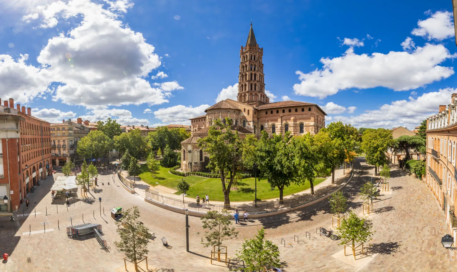 Basilique Saint-Sernin et sa place en briques roses à Toulouse, la ville rose — chauffeur privé VTC à Toulouse