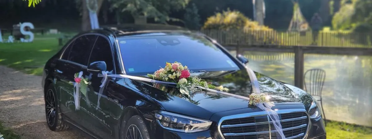 Mercedes noire décorée de fleurs pour un mariage avec chauffeur privé à Toulouse