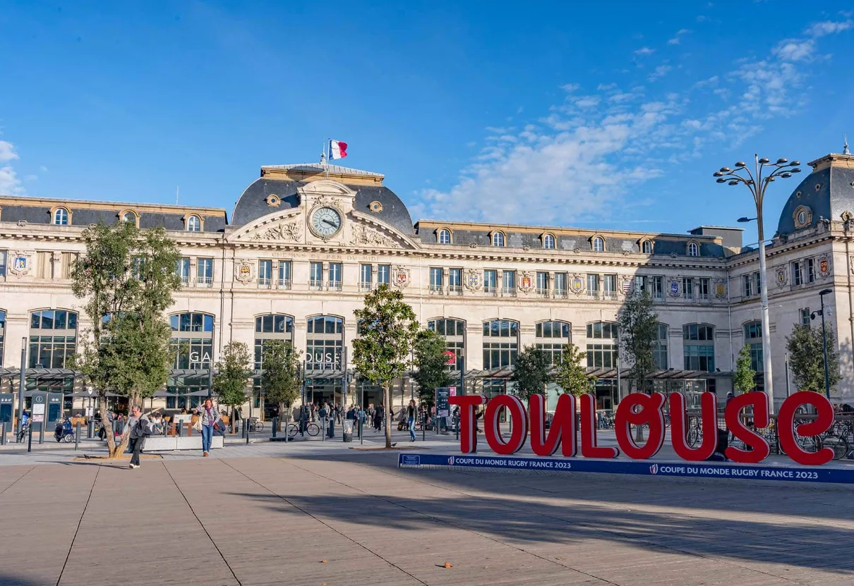 Façade de la gare de Toulouse-Matabiau et les lettres TOULOUSE — prise en charge des transferts VTC de Toulouse VTC Pro