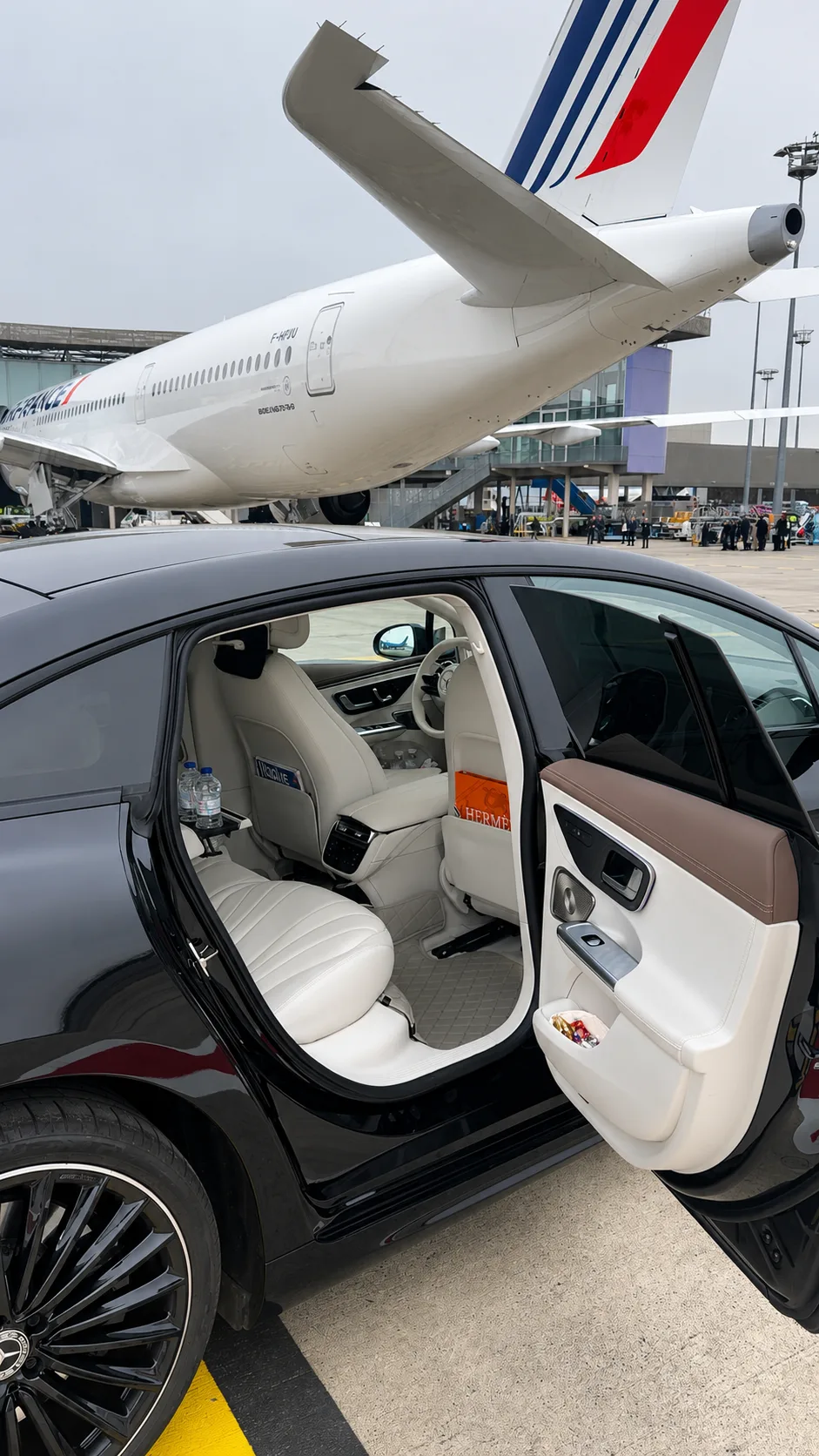 Mercedes EQE de Toulouse VTC Pro sur le tarmac de l’aéroport de Toulouse-Blagnac, près d’un avion